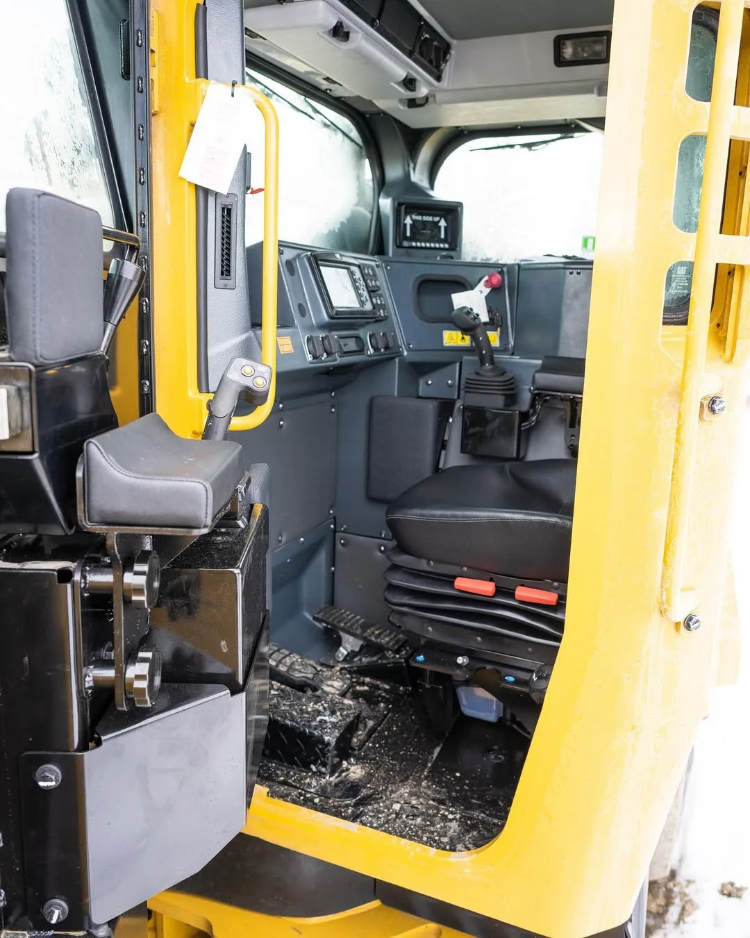 Operate an LHD scoop safely